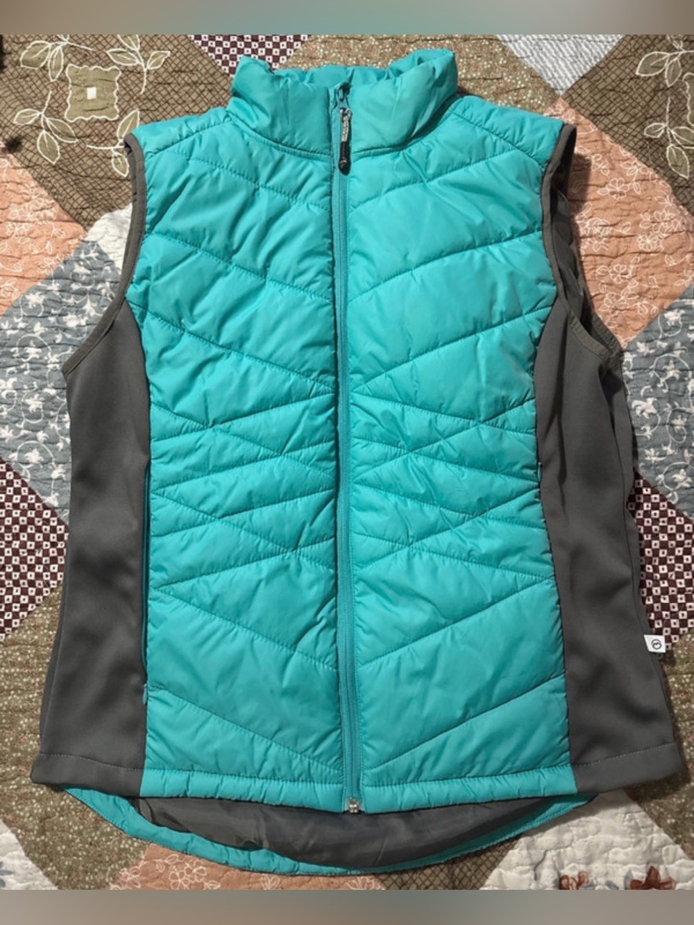Magellan women’s athletic puffer vest jacket size large